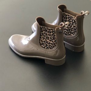 Leopard rain boot